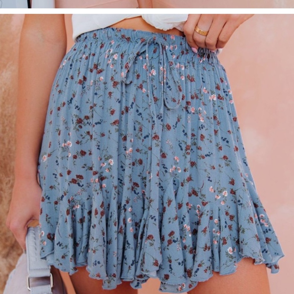 NEW Vici Collection Versa Floral Ruffle Shorts - Blue